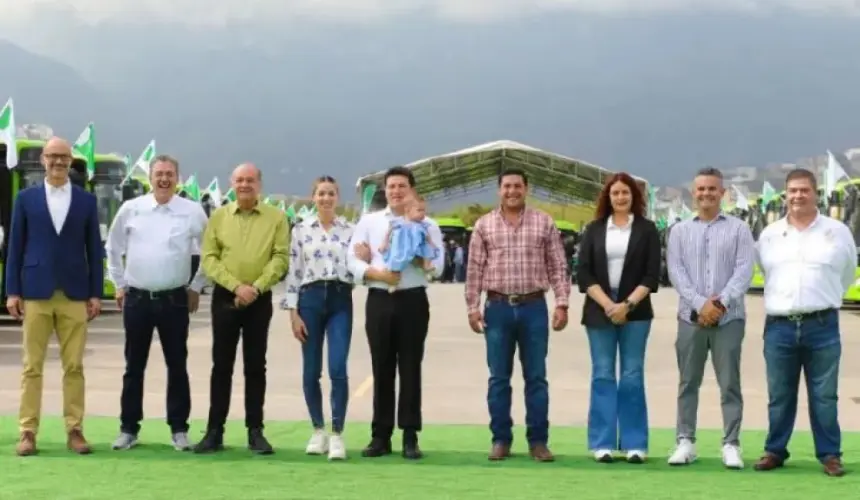 Entregan 250 nuevas unidades de transporte público en el estado de Nuevo Leòn, durante este fin de semana. Foto; Cortesía