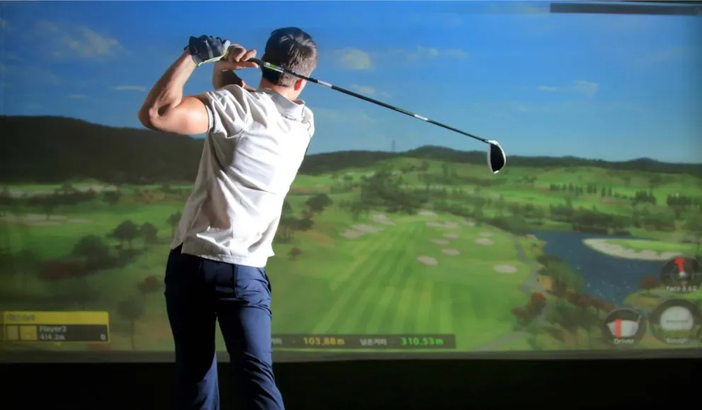 En Mulligans los clientes pueden jugar golf en un simulador mientras disfrutan de alimentos y bebidas en compañía. Foto: Mulligans