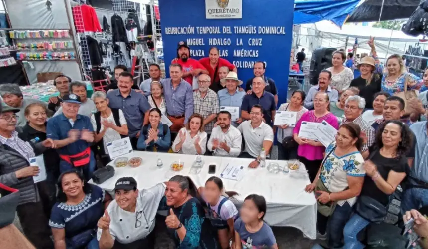 Entrega de reconocimientos en el Tianguis de la Cruz en Querétaro. Foto: Cortesía