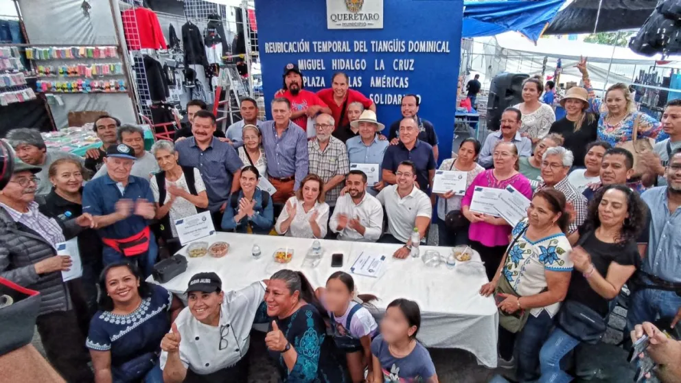 Entrega de reconocimientos en el Tianguis de la Cruz en Querétaro. Foto: Cortesía