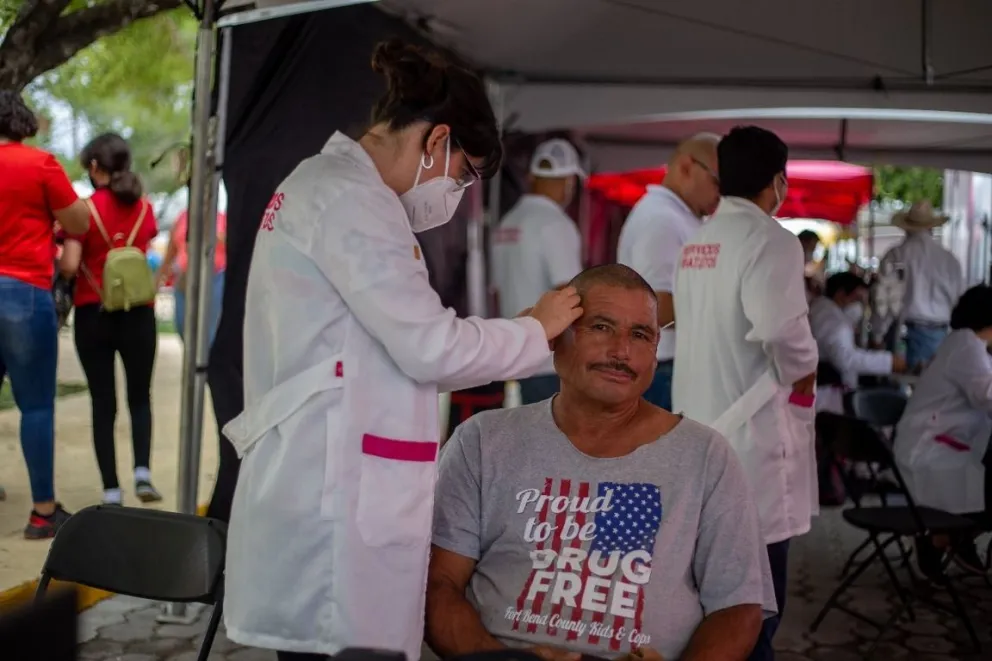 Los aparatos auditivos se entregan como parte de La Nueva Ruta: Incluir para ser Iguales en Nuevo León. Foto: Cortesía