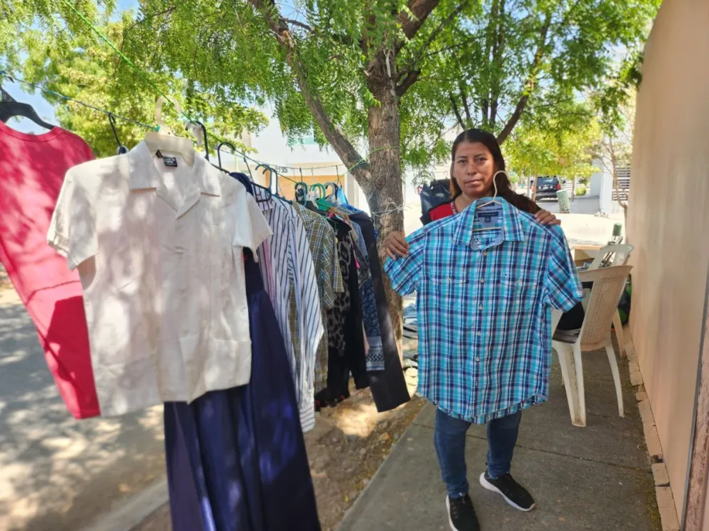 Dalia vende ropa de segunda mano vistiendo esperanza en Alturas del Sur