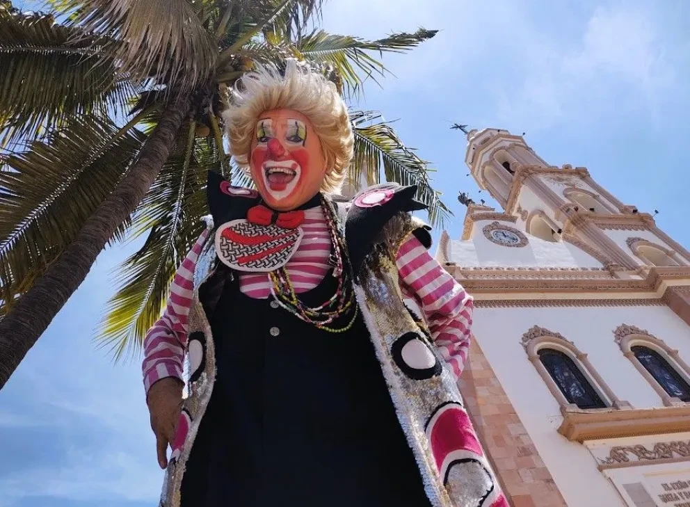 “Cometín” el payaso de Culiacán con 3 ángeles y una vida de servicio