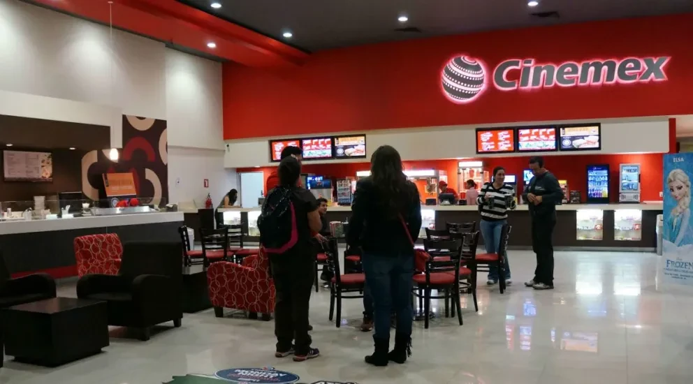 Precio de los vasos de colección de la película Los Indestructibles 4 en Cinemex. Foto: Cortesía