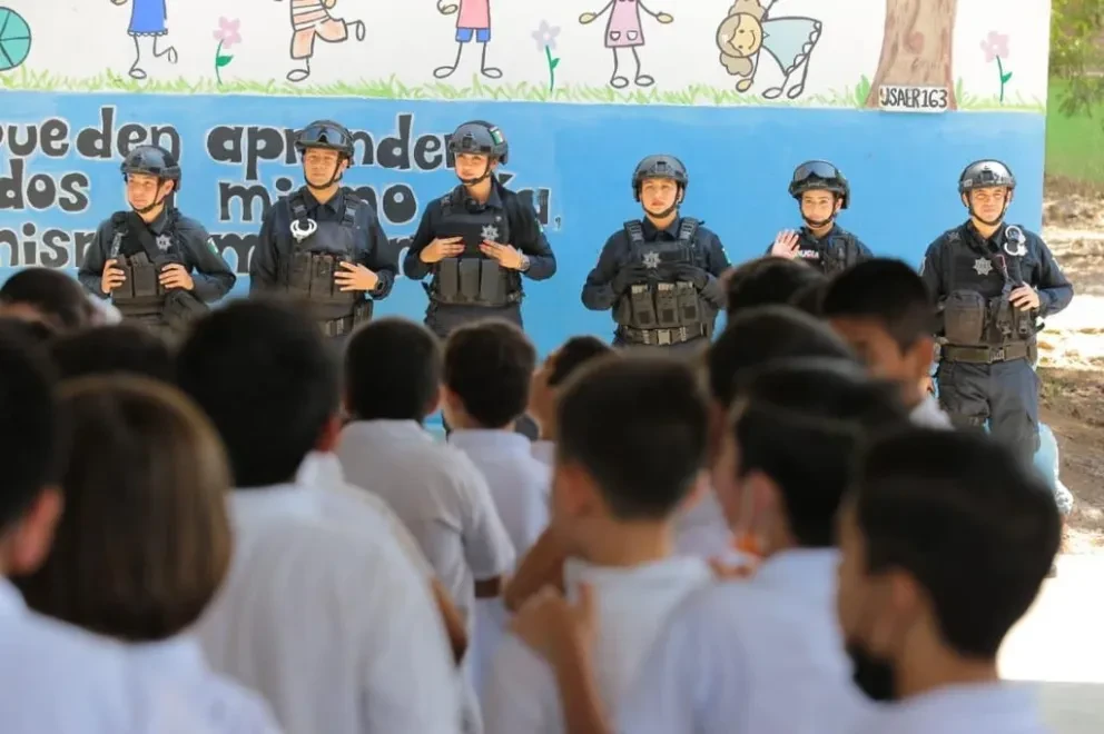 Mandos de la SSP Sinaloa y elementos de la Policía Estatal visitaron la primaria ubicada en la colonia Las Coloradas. Foto: Cortesía