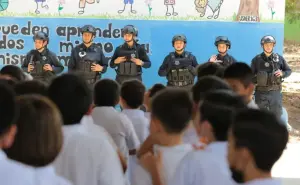 SSP Sinaloa lleva el programa Ser Policía a escuela en Culiacán; entregan placa de policía a alumno de 4to grado