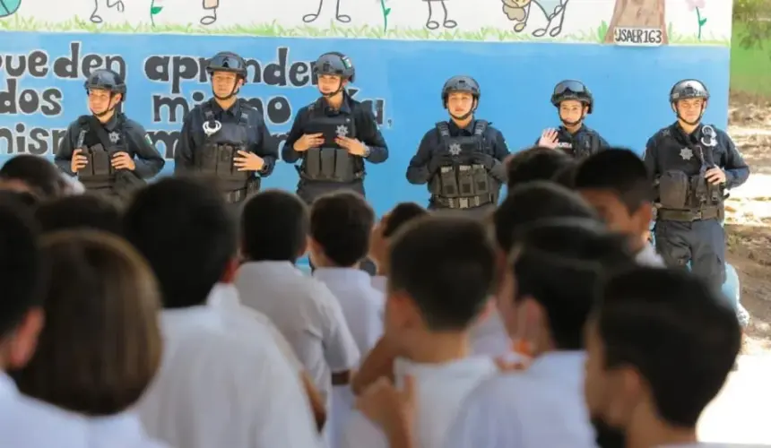 Mandos de la SSP Sinaloa y elementos de la Policía Estatal visitaron la primaria ubicada en la colonia Las Coloradas. Foto: Cortesía