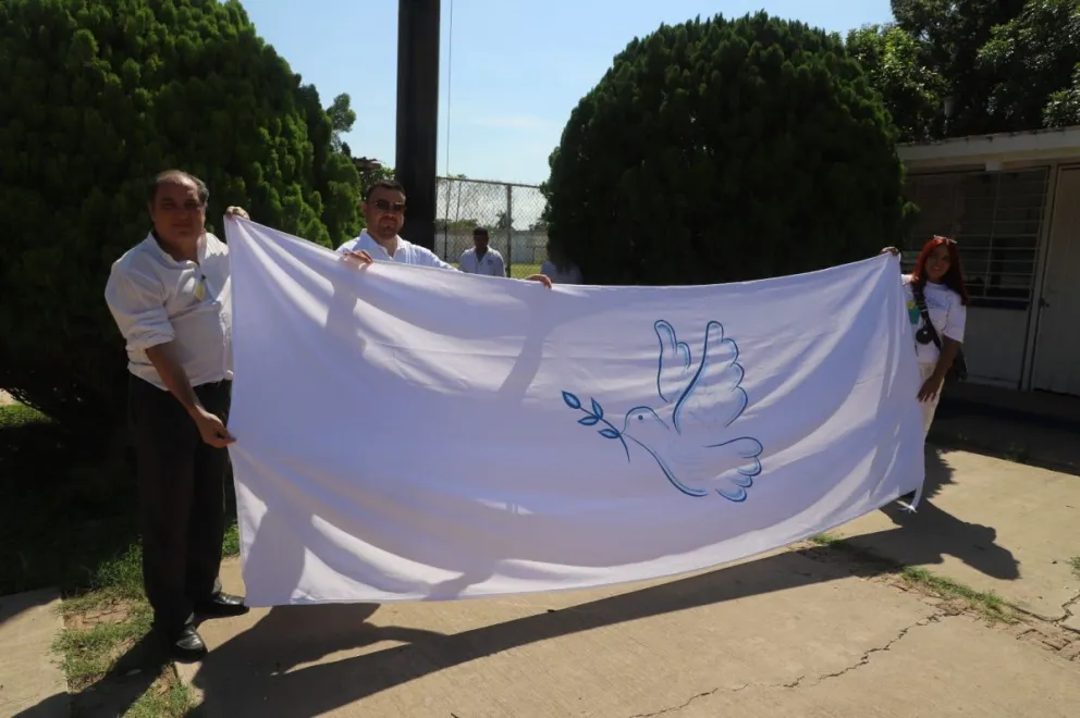 Elevan banderas blancas en penales de Sinaloa en conmemoración del Día de la Paz