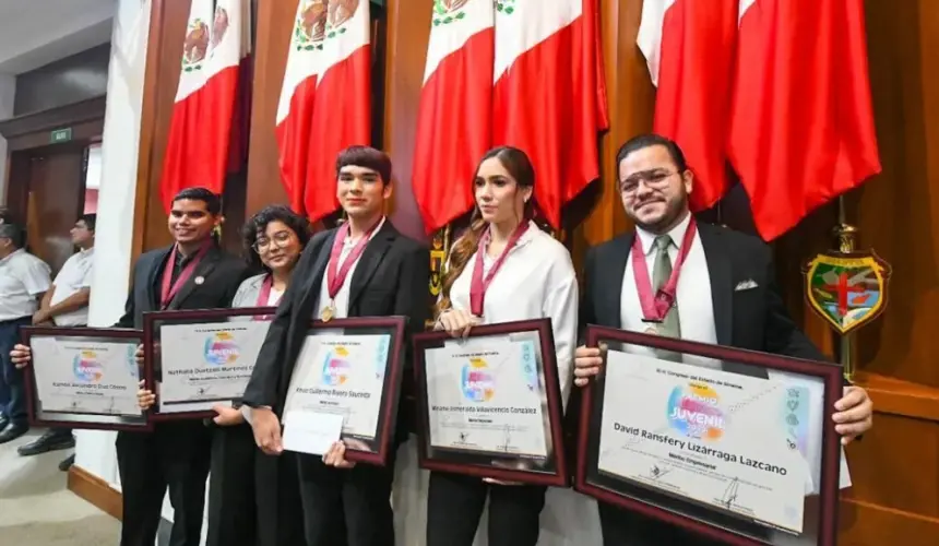 En el Congreso del Estado de Sinaloa, se entregó el Premio al Mérito Juvenil 202