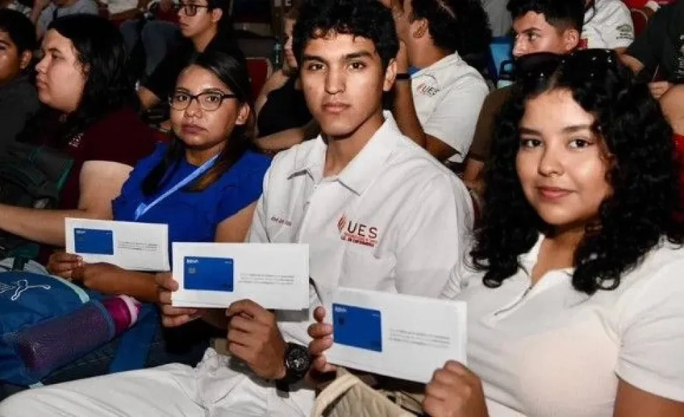 Entregan apoyos a estudiantes y madres de familia en el sur de Sonora