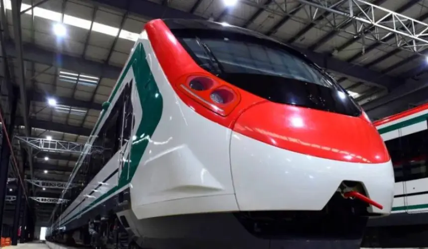 El tren interurbano México-Toluca registró 115 mil pasajeros en su primer fin de semana