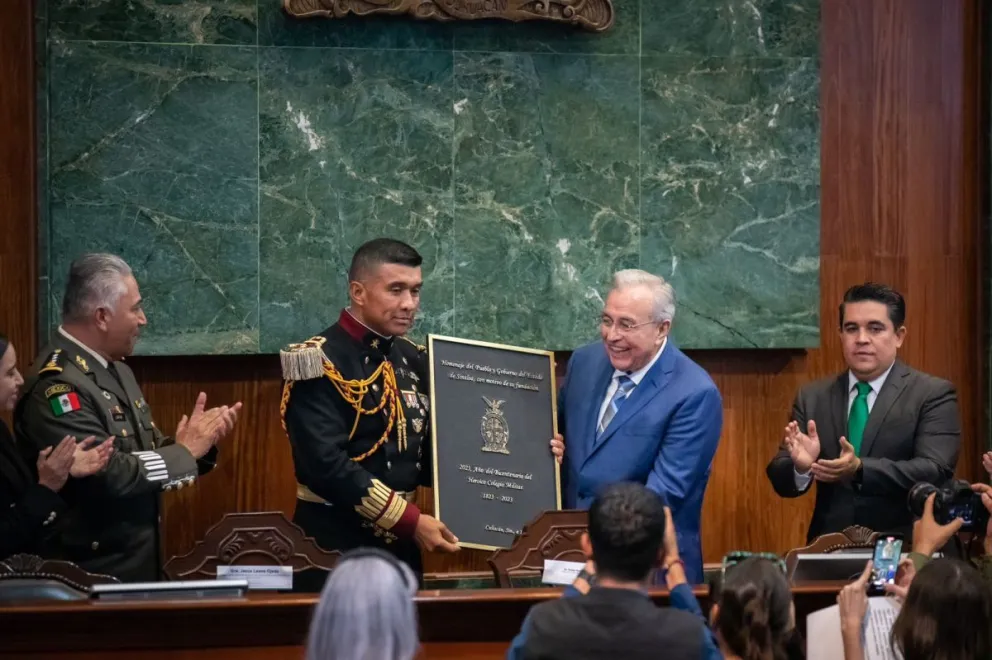 Develan letras doradas en honor al ‘Bicentenario del Heroico Colegio Militar’
