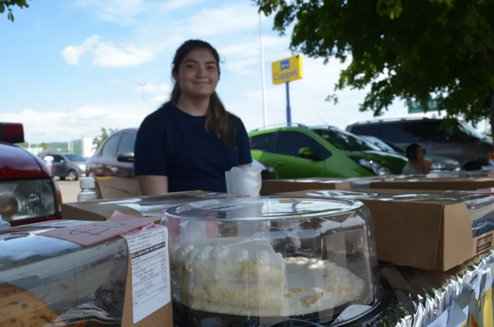 Aylin, además, pone uñas en una estética o en su domicilio, oficio que aprendió de su hermana. Además, los postres los combina con la venta de ricos helados de diferentes sabores. Fotos: Juan Madrigal