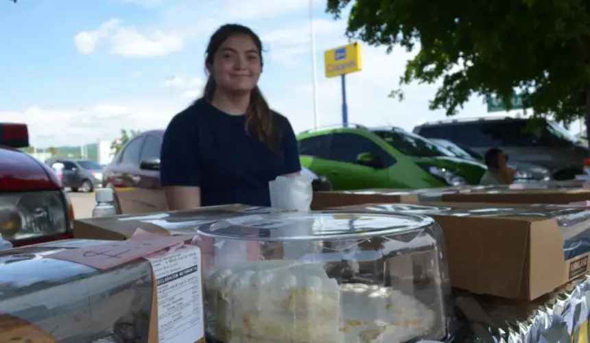 Aylin, además, pone uñas en una estética o en su domicilio, oficio que aprendió de su hermana. Además, los postres los combina con la venta de ricos helados de diferentes sabores. Fotos: Juan Madrigal