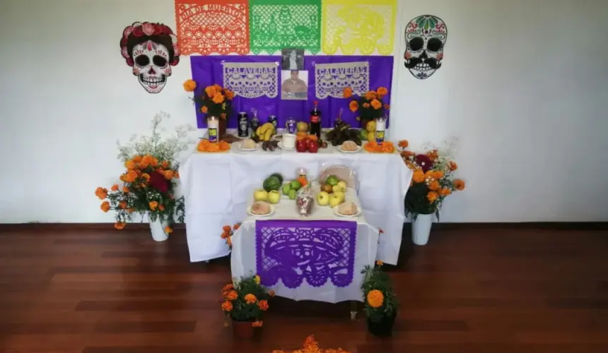 Cómo hacer un altar de muertos de tres niveles