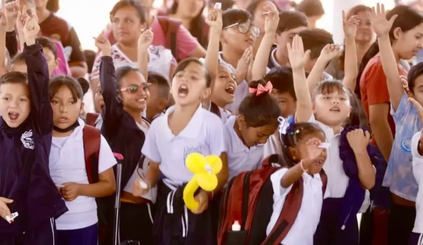 Entrega de mochilas y loncheras para estudiantes de nivel básico en Fresnillo, Zacatecas. Foto: Cortesía