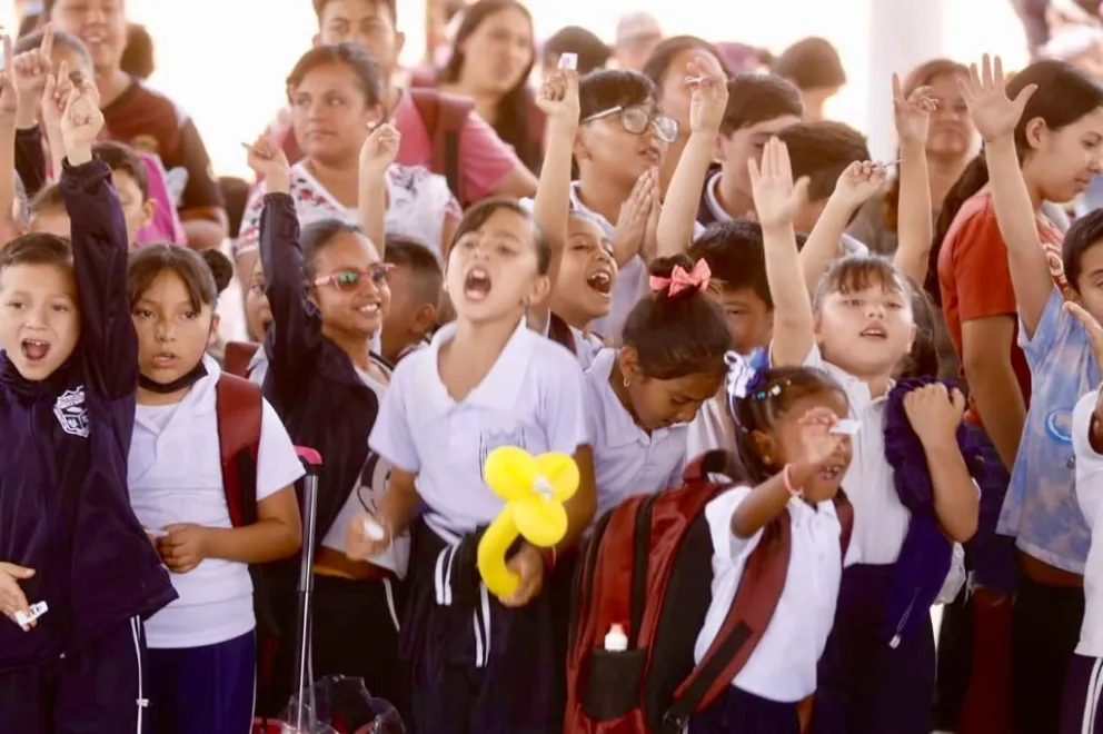 Entrega de mochilas y loncheras para estudiantes de nivel básico en Fresnillo, Zacatecas. Foto: Cortesía