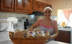 Lydia llena de sabor el tianguis los Huizaches en Culiacán con deliciosas, crujientes y nutritivas galletas de avena 