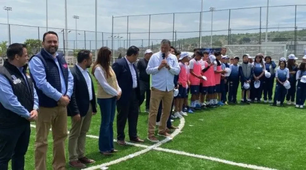 Rehabilitan canchas de futbol en Las Joyas, Guanajuato