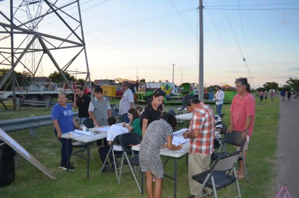 El parque de tu zona pertenece a tu comunidad y darle vida es tu responsabilidad. Acércate a tus vecinos y a un asesor de Parques Alegres, para iniciar con tu diseño participativo. Fotos: Juan Madrigal