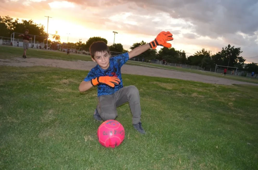 Cristian Ulises comenta estar muy feliz con su equipo “Plebes MR”, porque han participado en torneos locales donde han logrado ser campeones.