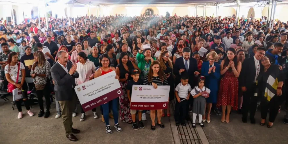 Entrega de tarjetas de Mi Beca para Empezar en la CDMX. Foto: Cortesía