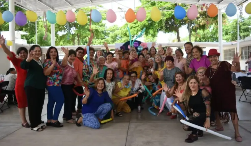 Felicidades a esos seres extraordinarios que su corazón es tan grande que puede curar cualquier pena, y su experiencia es tan extensa que pueden ayudar a solucionar todo tipo de problemas. Fotos: Lino Ceballos