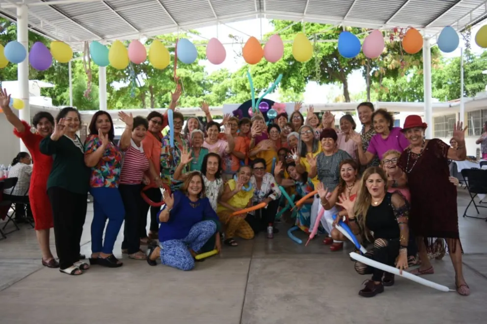 Felicidades a esos seres extraordinarios que su corazón es tan grande que puede curar cualquier pena, y su experiencia es tan extensa que pueden ayudar a solucionar todo tipo de problemas. Fotos: Lino Ceballos