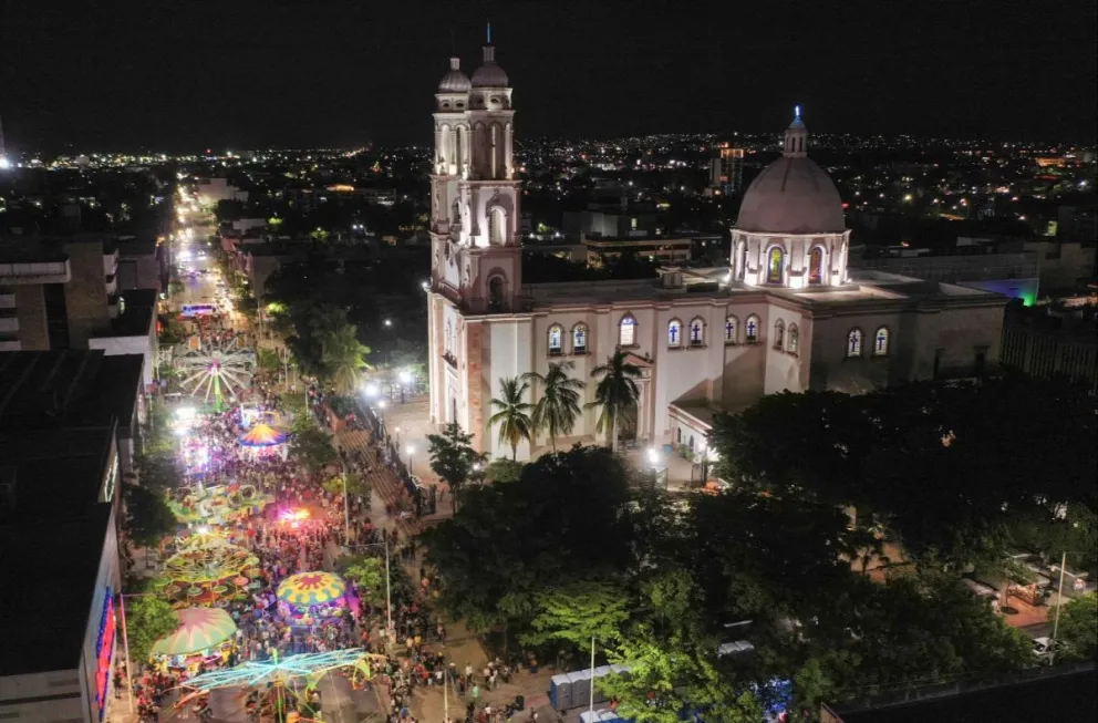 Una noche llena de magia y diversión disfrutaron cientos de culiacanenses en el festejo en honor a la capital sinaloense.