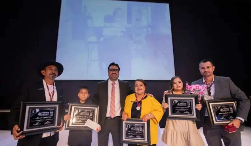 Juan de Dios Gámez reconoce a galardonados del Premio Coltzin al Mérito Ciudadano 2023