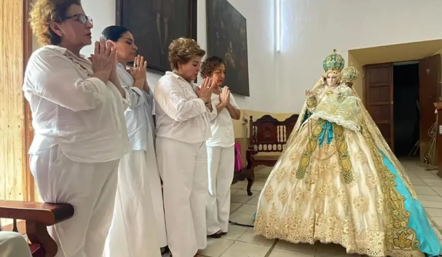 El vestido con hilos de oro que luce la Virgen de El Rosario, Sinaloa