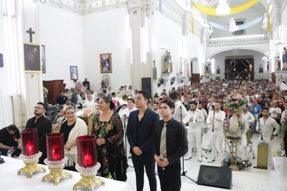 Hija de Lola Beltrán le cantan las mañanitas a la Virgen en Rosario.