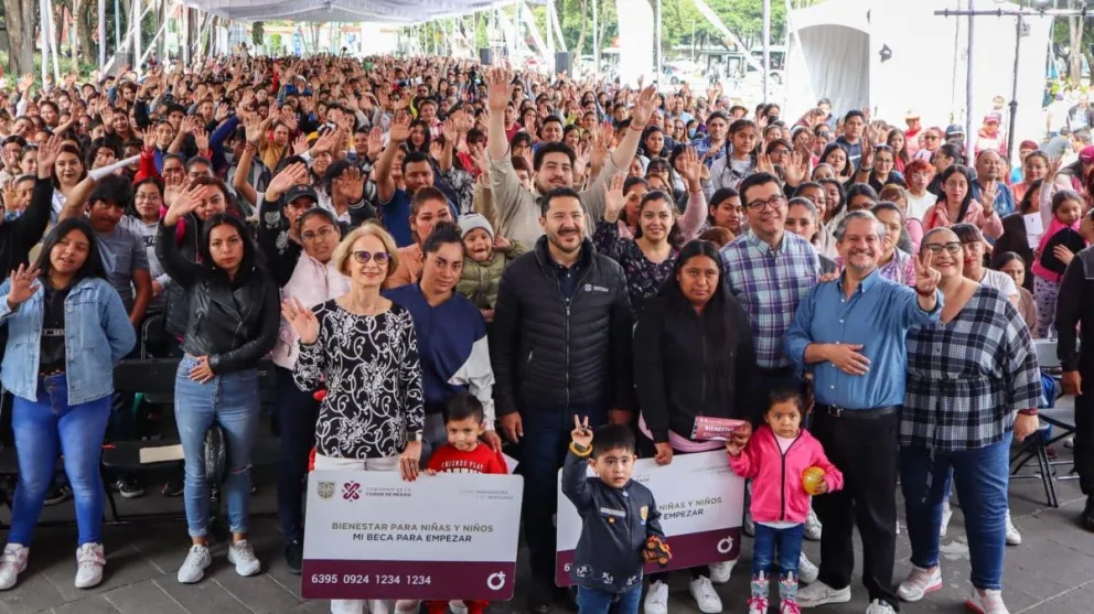 Entrega de tarjetas de mi Beca para Empezar en Álvaro Obregón en la CDMX. Foto: Cortesía