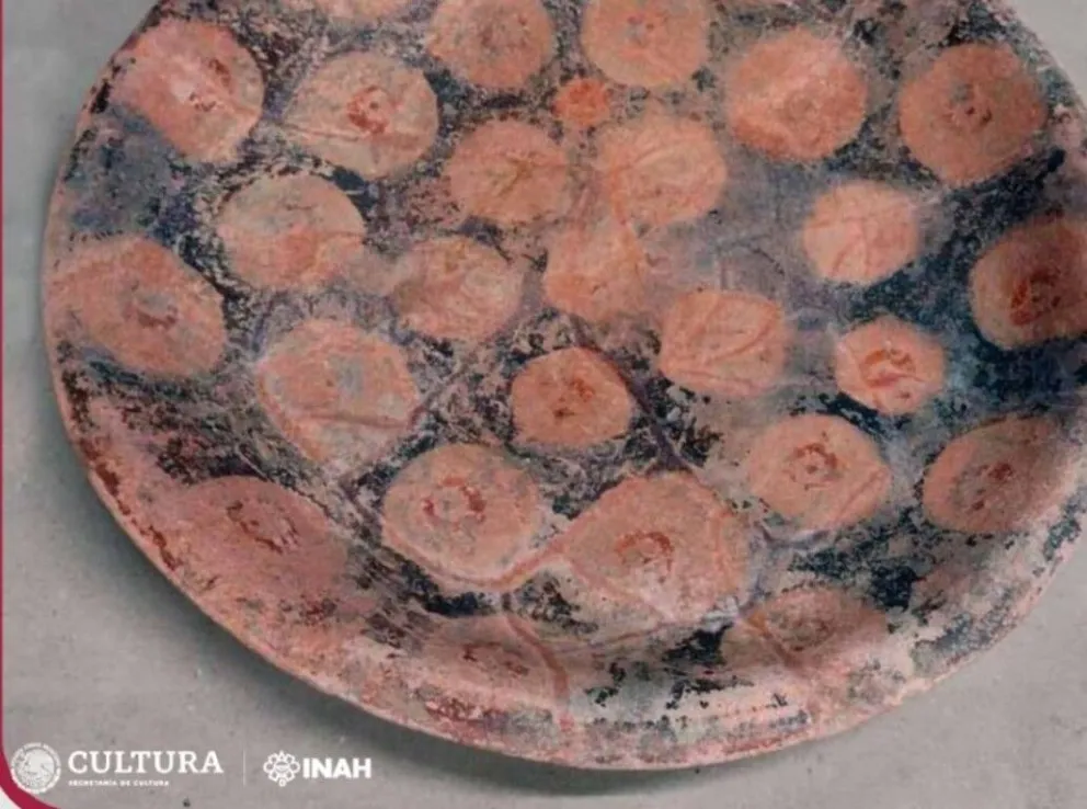 Así luce el plato prehispánico recuperado en el salvamento arqueológico de Edzná. Foto: INAH