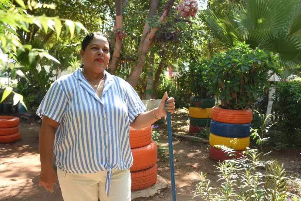 Naty es la mujer que hace florecer la vida en el Parque del Camino