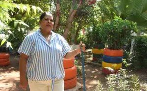 Naty es la mujer que hace florecer la vida en el Parque del Camino