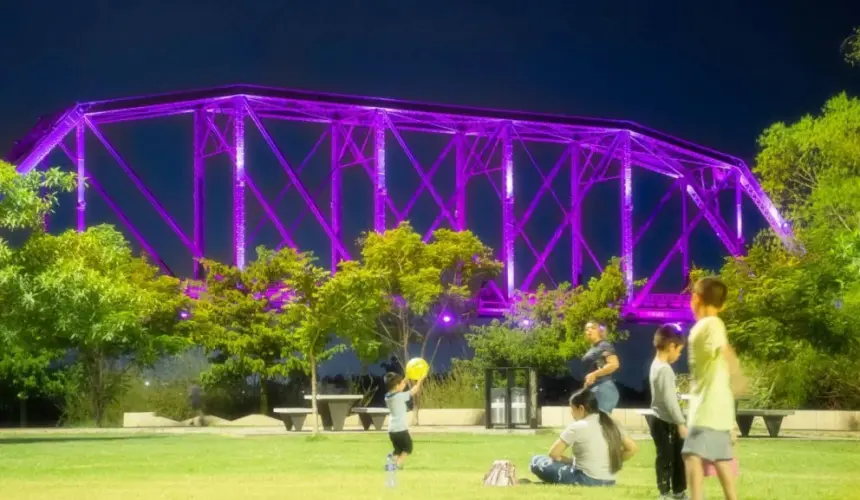 Puente Negro en Culiacán se viste de rosa en conmemoración al Día Mundial contra el Cáncer de Mama.