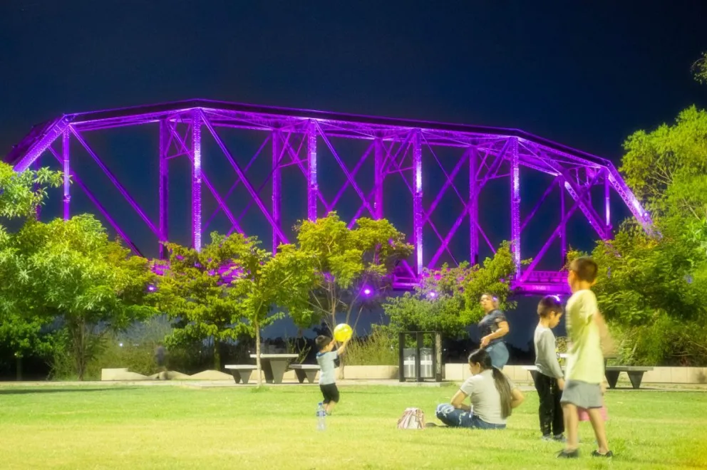 Puente Negro en Culiacán se viste de rosa en conmemoración al Día Mundial contra el Cáncer de Mama.