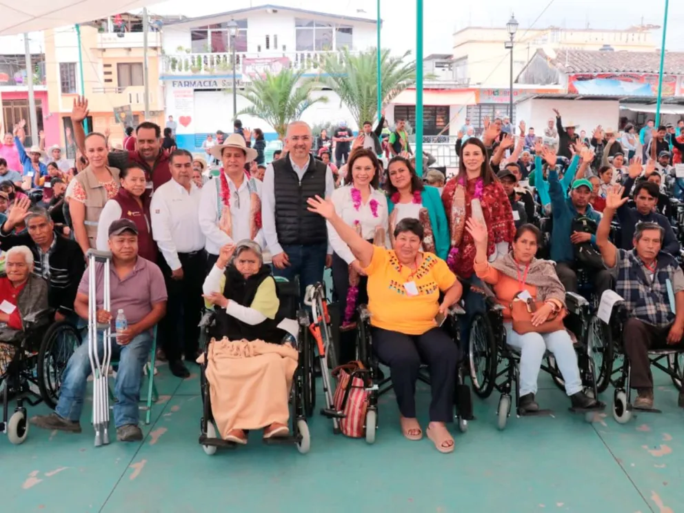 Entrega de aparatos rehabilitatorios en las delegaciones de Tlatlauquitepec, Teziutlán y Zacapoaxtla, en Puebla. Foto: Cortesía