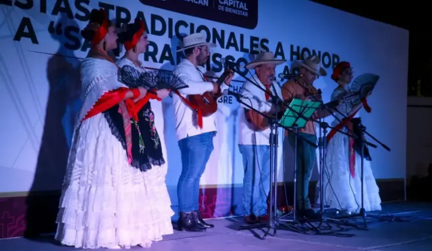 Familias completas disfrutaron de la compañía de Danza Folclórica de Culiacán, Numinor Jazz y Núcleo Escénico que se presentaron en las Fiestas de San Francisco de Tacuichamona.