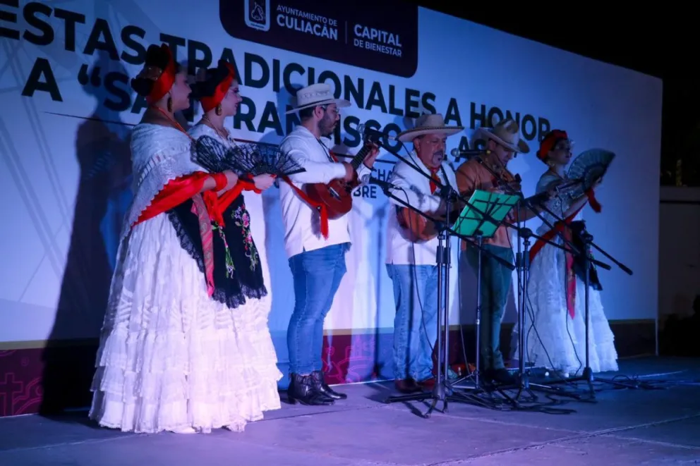 Familias completas disfrutaron de la compañía de Danza Folclórica de Culiacán, Numinor Jazz y Núcleo Escénico que se presentaron en las Fiestas de San Francisco de Tacuichamona.