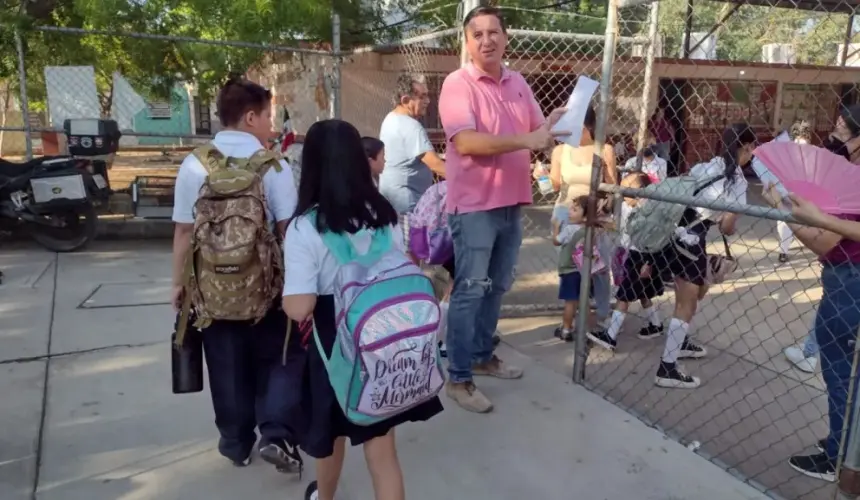 Niños y niñas de Barrancos regresan a clases con uniformes nuevos y sonrisas radiantes