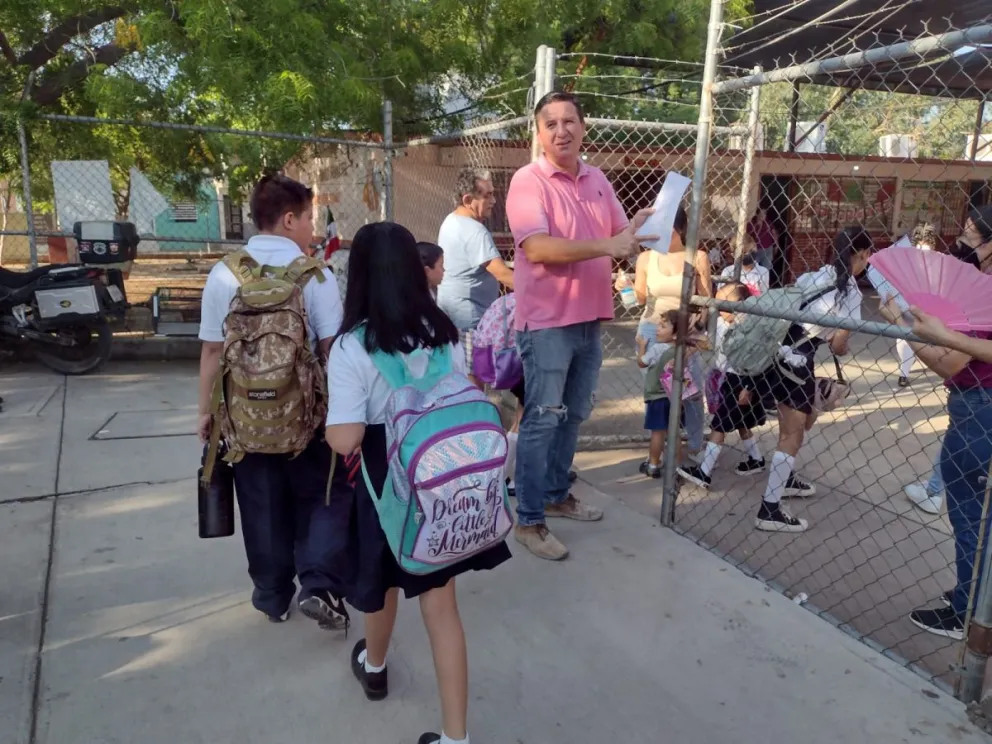 Niños y niñas de Barrancos regresan a clases con uniformes nuevos y sonrisas radiantes