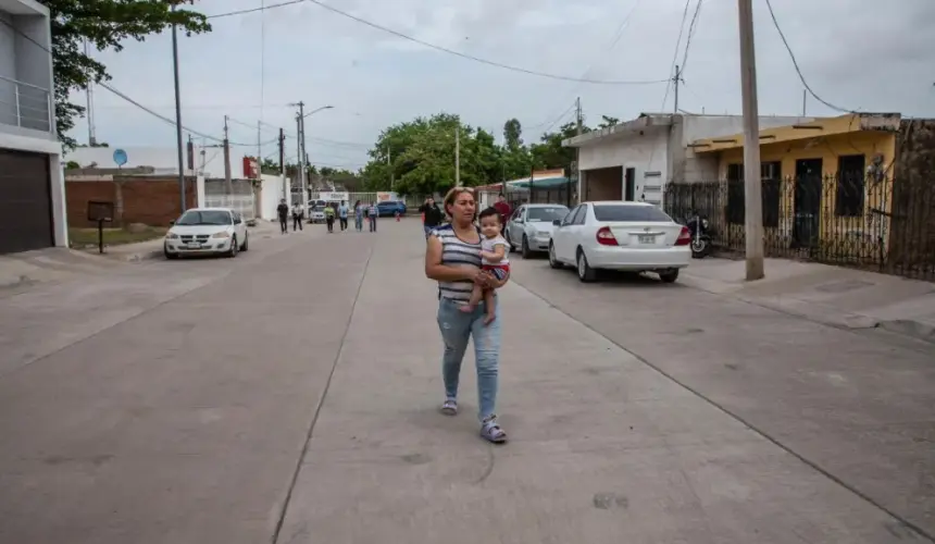 Vecinos de la colonia Pemex y Ferrocarrilera están muy contento con la pavimentación de sus calles.