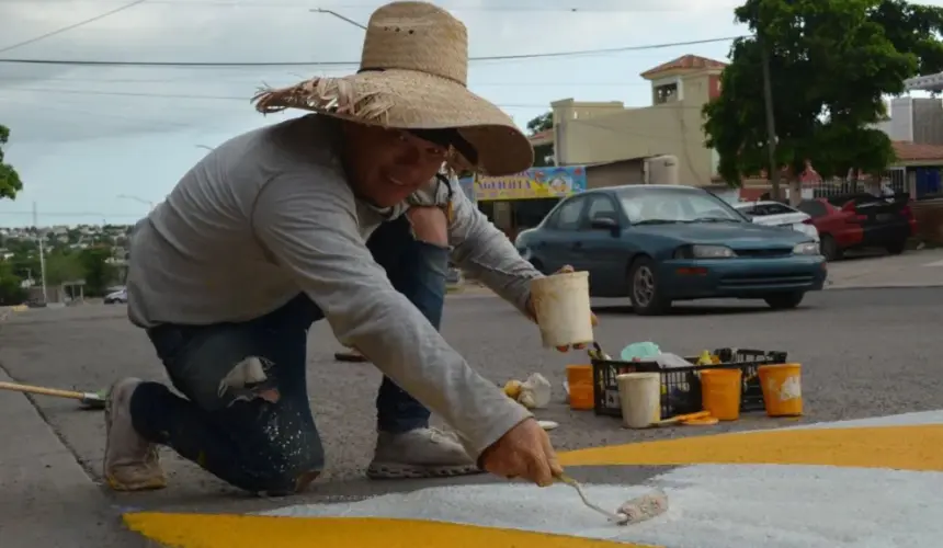 Julio Alberto necesitaba llevar dinero a su hogar y puso mano a la obra: actualmente se dedica a pintar topes en Culiacán de manera voluntaria.  Fotos: Juan Madrigal