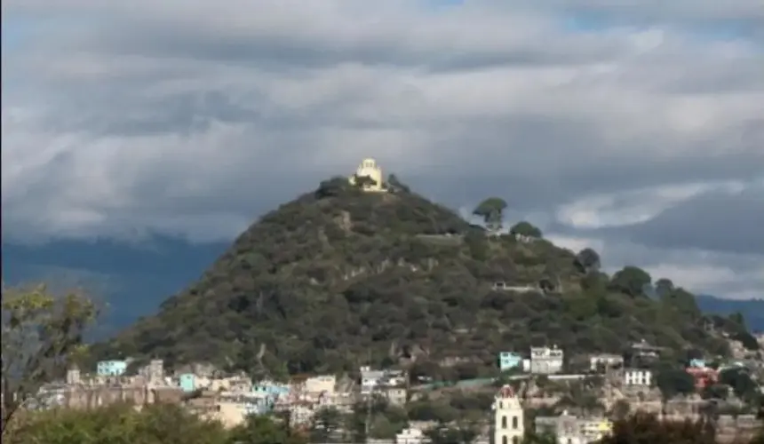 el INAH confirmó la existencia de un templo prehispánico en la cima del cerro San Miguel, en Atlixco, Puebla