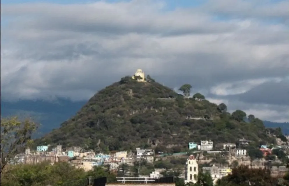 el INAH confirmó la existencia de un templo prehispánico en la cima del cerro San Miguel, en Atlixco, Puebla