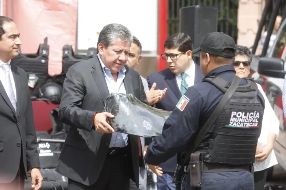 Entregan uniformes y nuevas unidades a policías de 10 municipios de Zacatecas. Foto: Cortesía