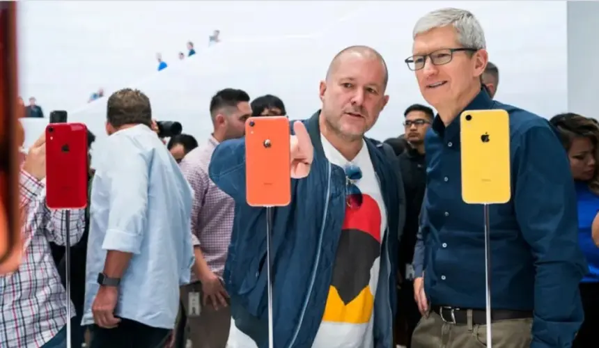 Jony Ive diseña el iPhone de la inteligencia artificial junto a OpenAI.