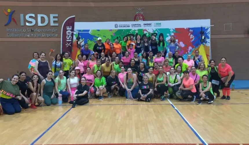 Con la participación de más de 100 zumberas, se realizó la Clase Masterclass de Zumba, misma que impartida por la instructora certificada, Natalie Barrera.